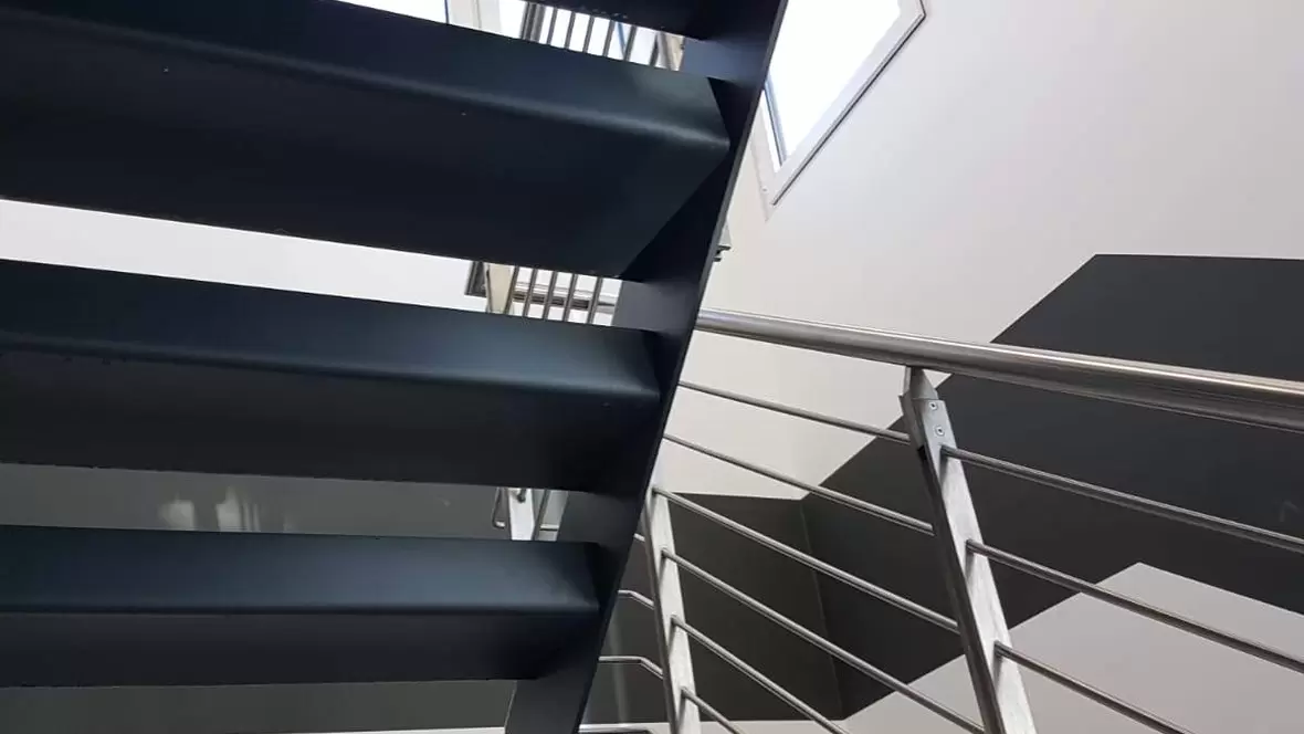 krajewski-gmbh-treppenaufgang-mit-silbernen-gelaender