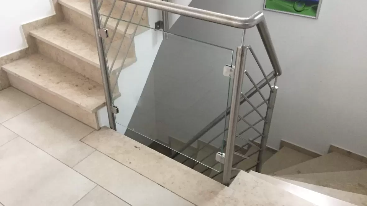 treppenhaus-mit-gelaender-aus-metall-und-glas